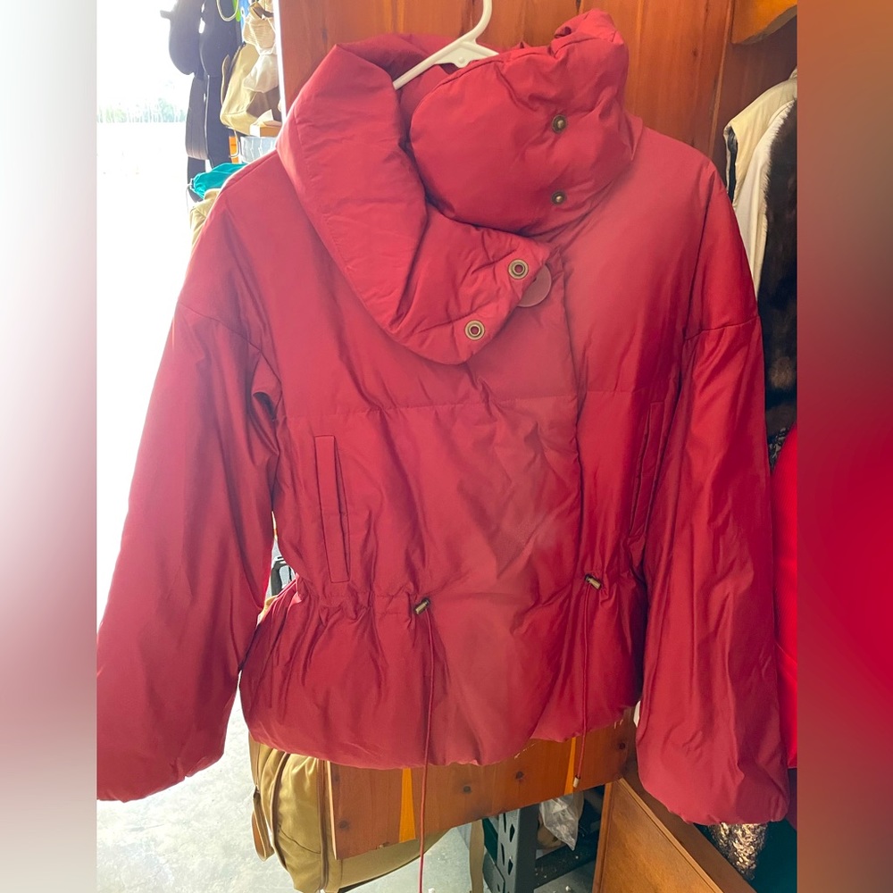 Theory puffer coat great condition with little to no wear. Size Small